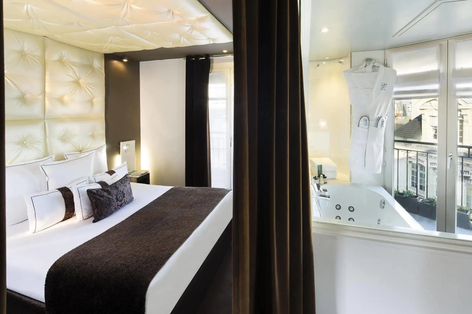 ****  Grand Hotel Saint Michel Paris France