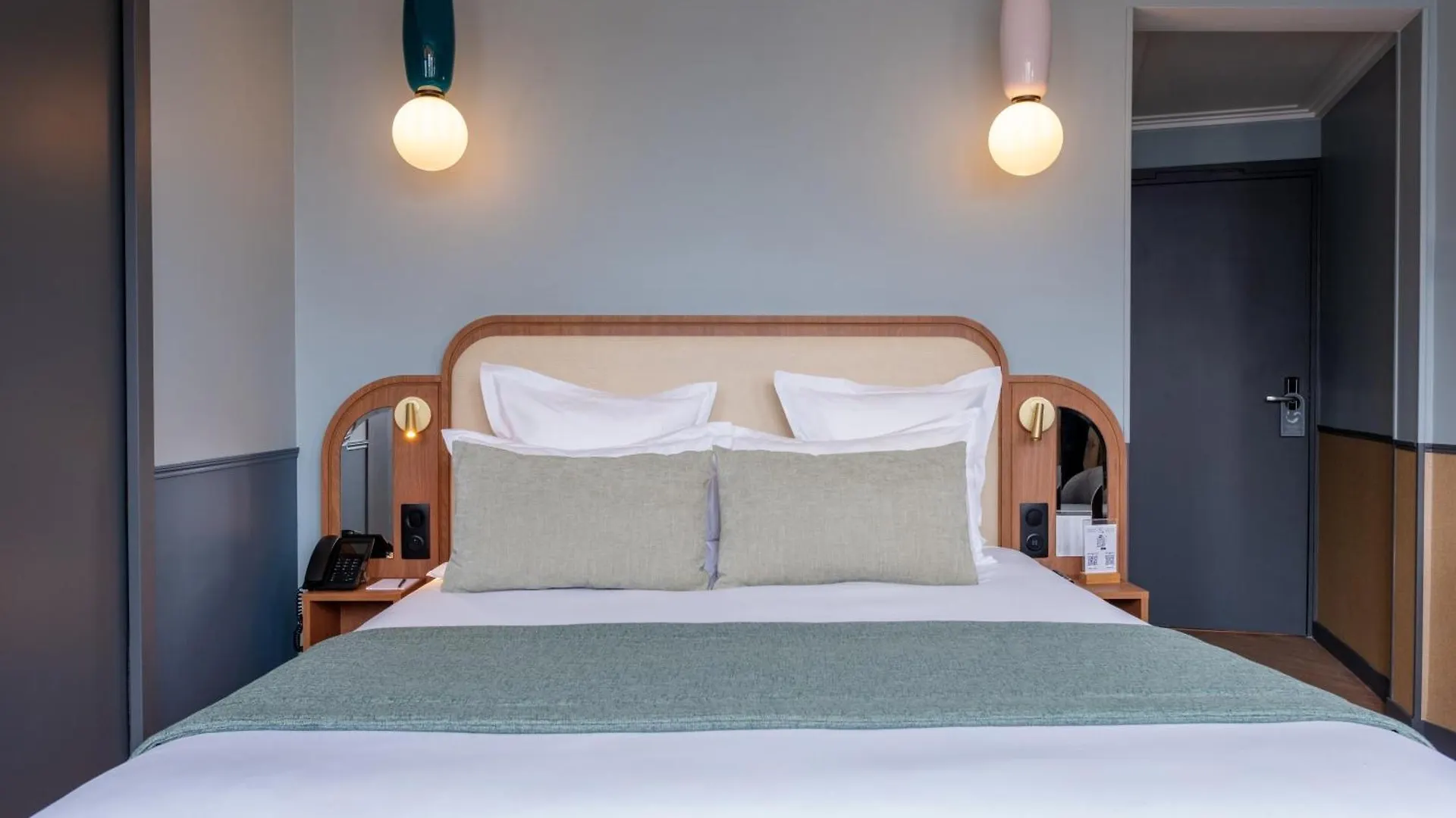 ****  פריז Grand Hotel Saint Michel צרפת